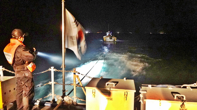 01(150226)통영해경, 야간 표류어선 2척 신속 구조(사진2).JPG