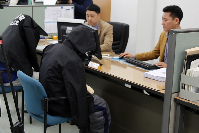 3(150427)통영해경, 집단 선상폭행혐의 외국인 2명 구속(사진3) (1).jpg