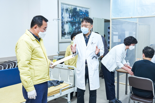 e7560a6f5c9179b400db077675736d32_123.3 - “통영시장, 코로나19 예방접종 현장 방문 격려” 3.jpg